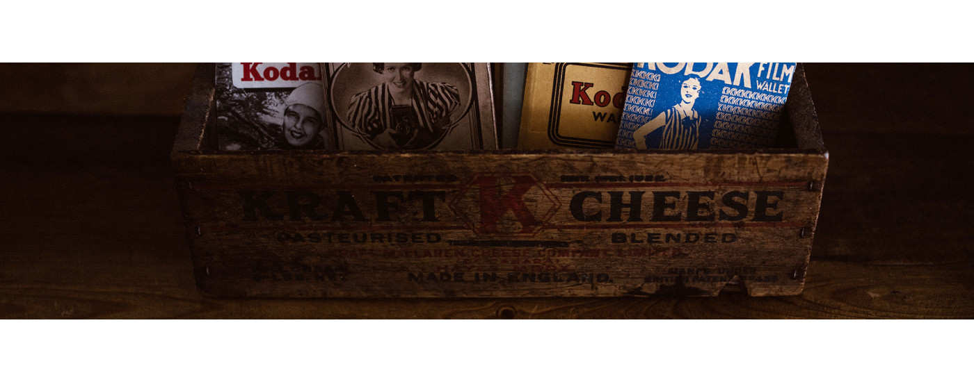 Scatole vintage di diverso materiale cartone, legno, ottone, latta